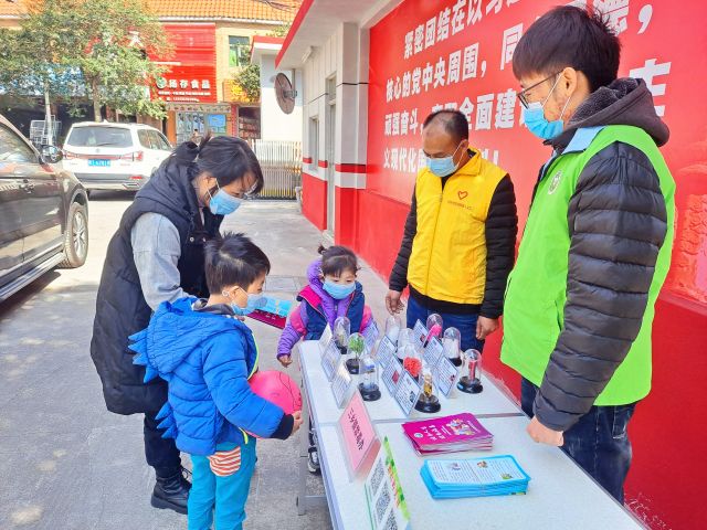 圩仔居民在宣傳攤位前駐足觀看、了解仿真毒品.jpg